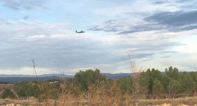 Aviones de guerra sobrevolando el paraje de la Estanca de la Llana | Foto: Plataforma ‘No a las Guerras de Ejea y Pueblos’
