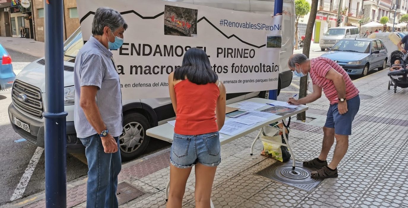 Plataforma en Defensa del Paisaje y la Vida en el Pirineo recogida de firmas Sabiñanigo Samianigo