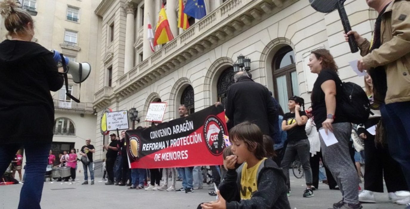 Trabajar con menores, precario y agotador
