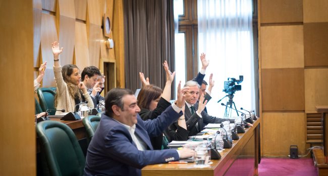 Voto de PP y Ciudadanos durante un pleno municipal. Foto: Pablo Ibáñez (AraInfo)