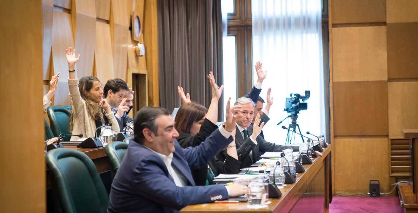 Voto de PP y Ciudadanos durante un pleno municipal. Foto: Pablo Ibáñez (AraInfo)