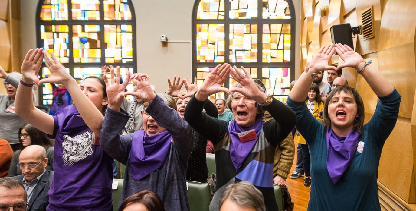 Mujeres muestran su apoyo a la huelga feminista del 8M durante el pleno. Foto: Pablo Ibáñez (AraInfo)