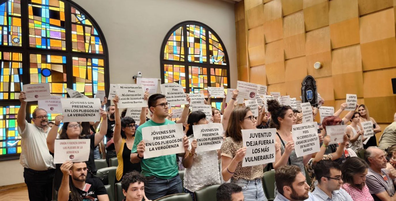 Protesta de las trabajadoras y trabajadores de las Zonas Jóvenes durante el pleno municipal | Foto: Mary Carmen Bozal (AraInfo)