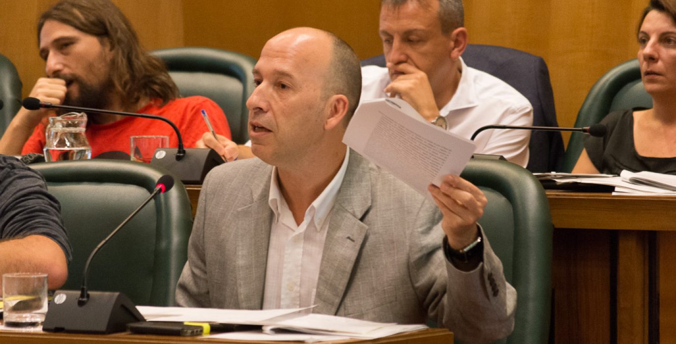 Carmelo Asensio (CHA), durante el pleno de este viernes. Foto: Pablo Ibáñez (AraInfo)