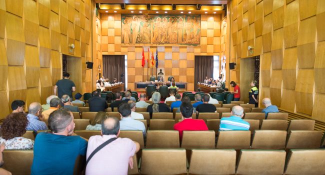 Momento del Pleno municipal en el que PP, PSOE y C's votaron en contra de la remunicipalización. Foto: Pablo Ibáñez (AraInfo)