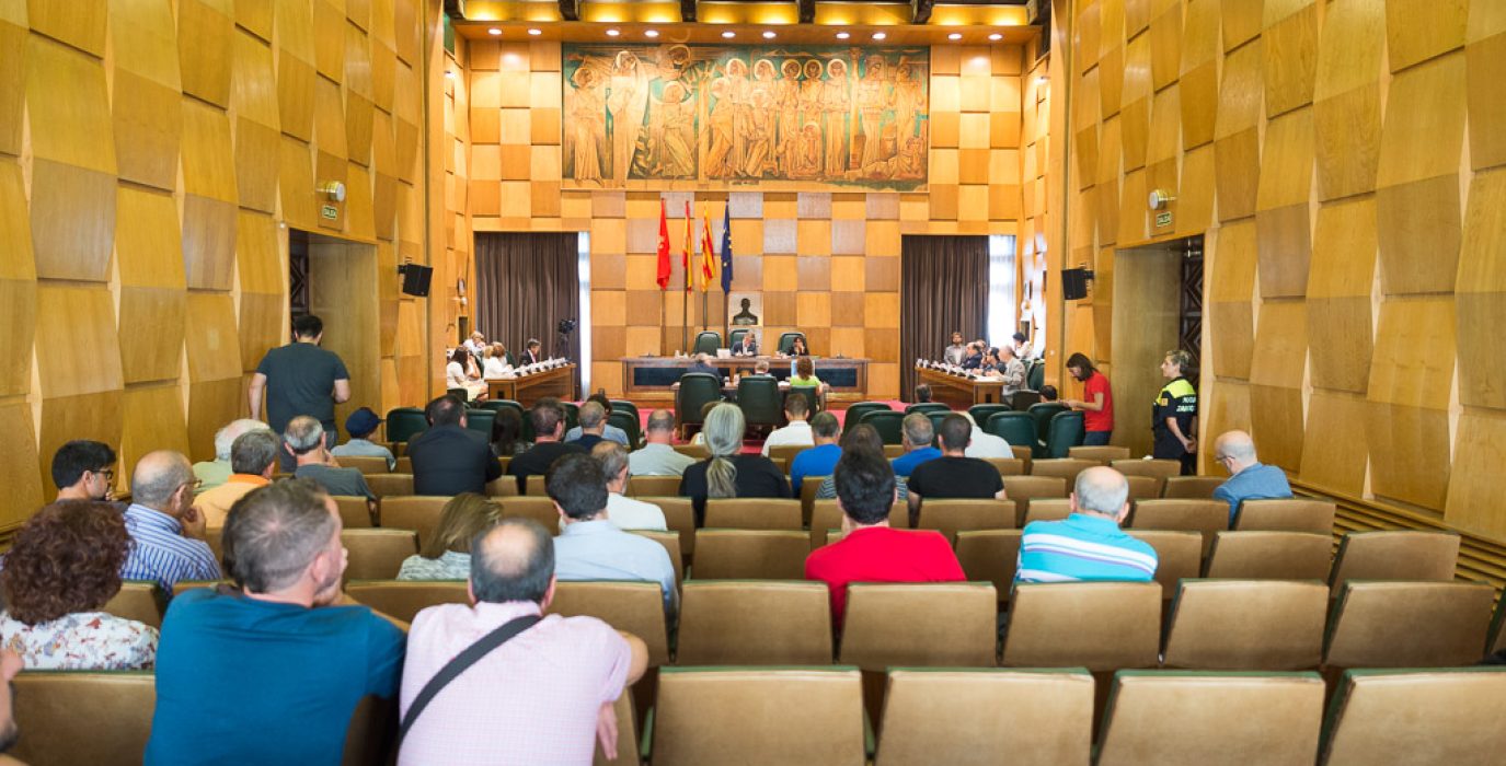 Momento del Pleno municipal en el que PP, PSOE y C's votaron en contra de la remunicipalización. Foto: Pablo Ibáñez (AraInfo)