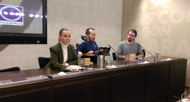 Maru Díaz, Pablo Echenique y Héctor Vicente durante la rueda de prensa ofrecida este martes. Foto: AraInfo.