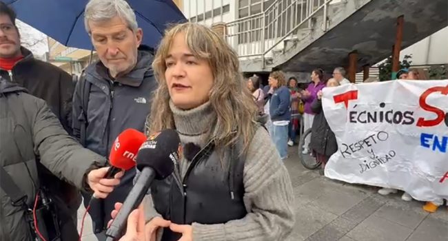 Goikoetxea en la concentración frente al Servet | Foto: Podemos Aragón