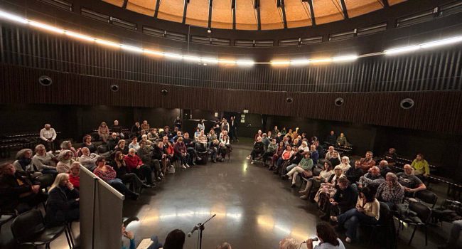 Ponentes y asistentes al encuentro en defensa de la memoria, celebrado este lunes en el Centro Cívico Delicias de Zaragoza | Foto: Podemos