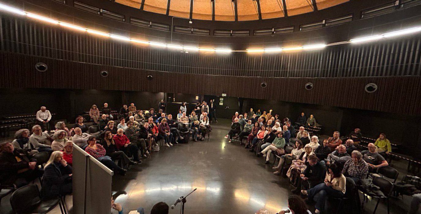 Ponentes y asistentes al encuentro en defensa de la memoria, celebrado este lunes en el Centro Cívico Delicias de Zaragoza | Foto: Podemos