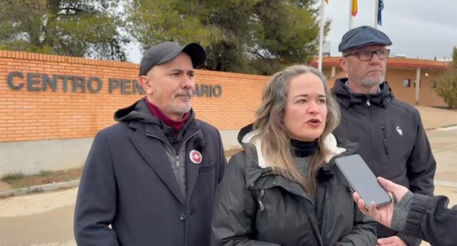 María Goikoetxea, Francho Aijón y Ricard Mitjana frente a los muros de Zuera | Foto: Podemos Aragón