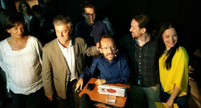 Díaz (a la derecha) junto a Iglesias, Echenique, Santisteve, Bescansa y Errejón, en un acto de campaña en Zaragoza.