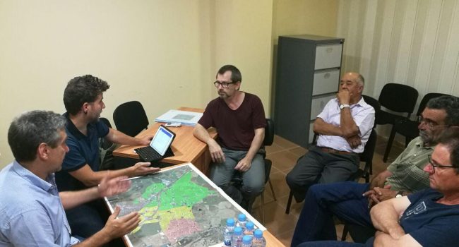 Escartín, Corrales e Isabel en la reunión con regantes de Binéfar.