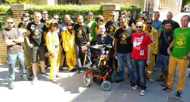 Echenique junto a varios bomberos forestales en Uesca. Foto: @RaulPodemos