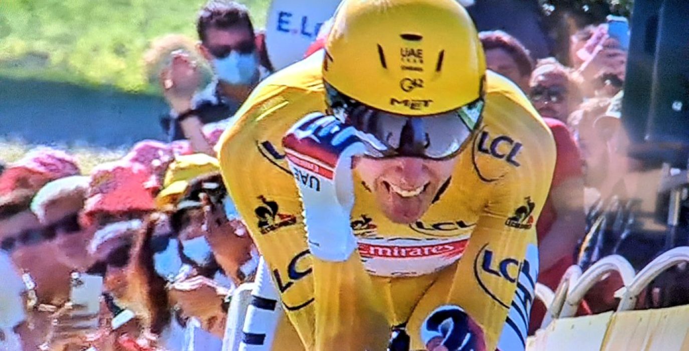 Pogačar celebra su victoria en la pasada edición del Tour.