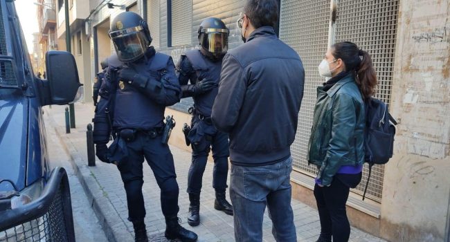 Agentes de la policía impiden el paso al periodista de AraInfo.