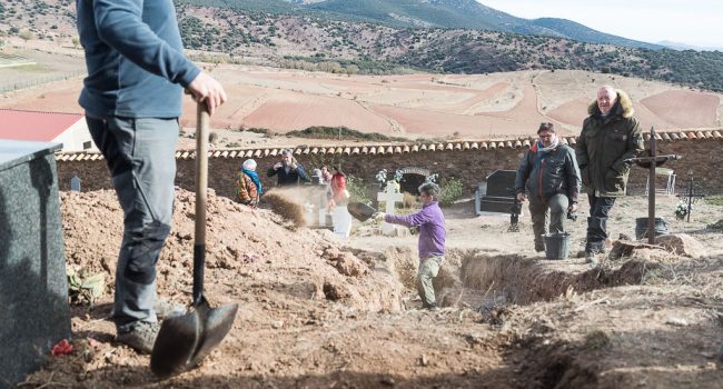 Miembros de ARICO,  durante los trabajos de localización de las fosas comunes en el cementerio de Pomer. Foto: Pablo Ibáñez (AraInfo)