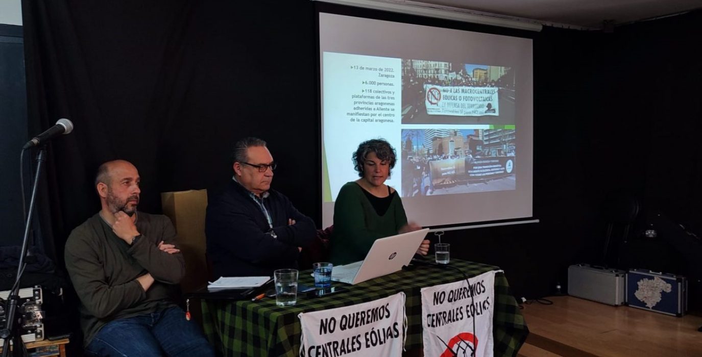 tres personas de paisajes de teruel hablando
