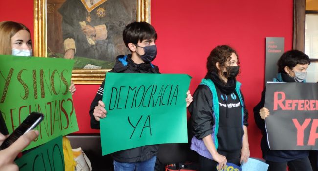 Un grupo de estudiantes portan carteles donde se leen proclamas por la no eliminación de la convocatoria de septiembre en la universidad