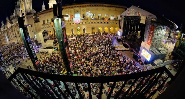 Menos gente en el pregón por las fuertes medidas de seguridad en la plaza del Pilar. Foto: AZ