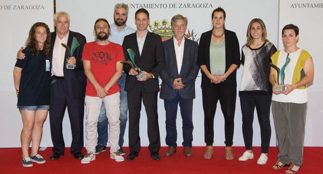 Shelma Palacín, el Zaragoza Club de Fútbol Femenino y el proyecto Reto Femenino 10K, premiadas en 2016. Foto: AZ