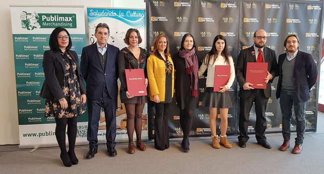 Las y los premiados junto a la consejera Mayte Pérez. Foto: DGA