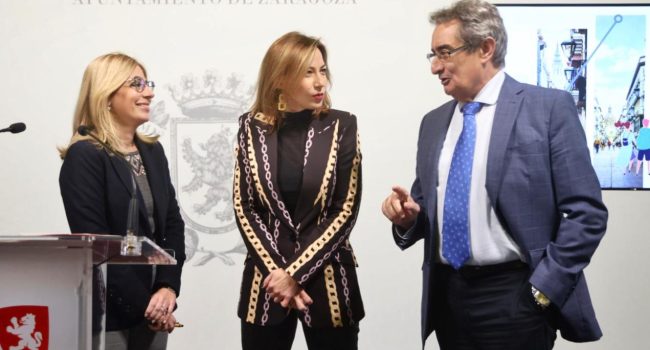 El portavoz de la ultraderecha, Julio Calvo, junto a la alcaldesa Natalia Chueca (PP) y la consejera de Hacienda y Fondos Europeos, Blanca Solans (PP) | Foto: Toni Galán (AZ)