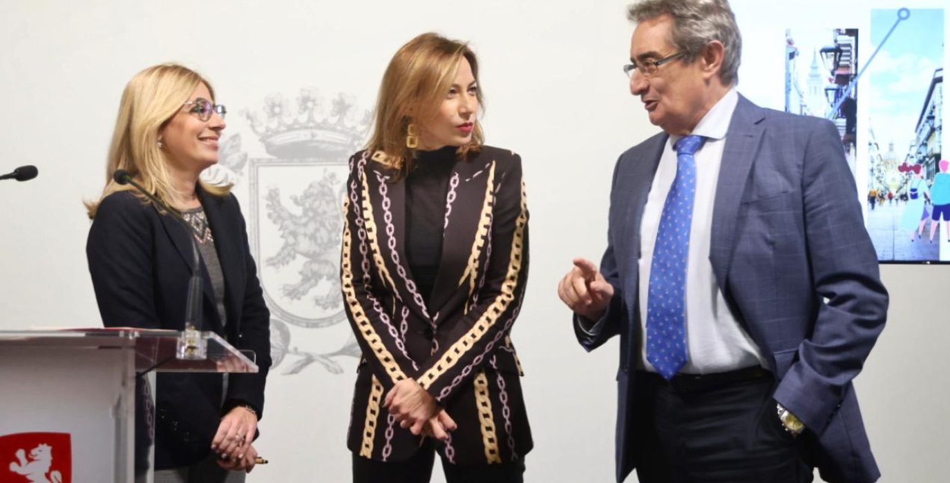 El portavoz de la ultraderecha, Julio Calvo, junto a la alcaldesa Natalia Chueca (PP) y la consejera de Hacienda y Fondos Europeos, Blanca Solans (PP) | Foto: Toni Galán (AZ)