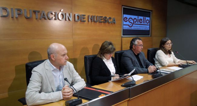 La directora del festival y representantes institucionales durante la presentación de Espiello.