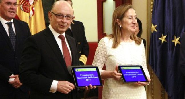 Cristobal Montoro hace entrega de los PGE2017 a la presidenta del Congreso de los Diputados, Ana Pastor.