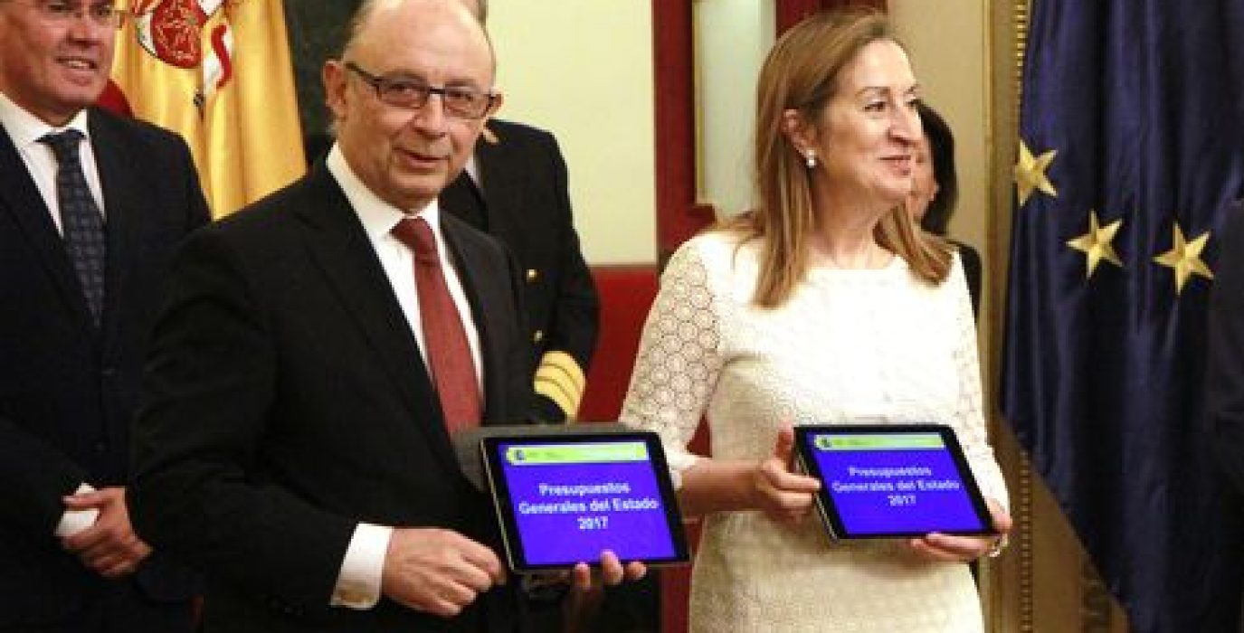 Cristobal Montoro hace entrega de los PGE2017 a la presidenta del Congreso de los Diputados, Ana Pastor.