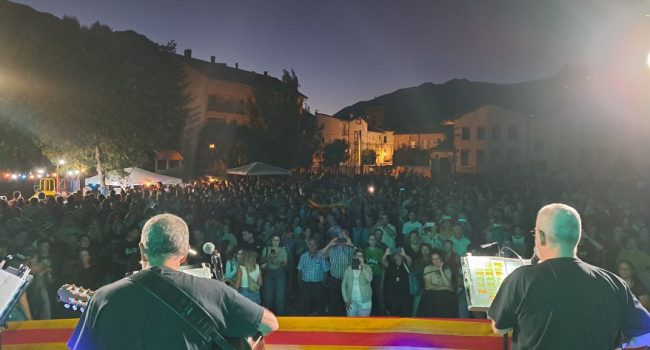La primera edición del Festival Riada reúne a más de un millar de personas en la villa de Campo