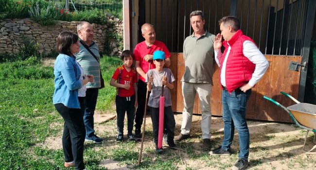 Visita de Pedro Polo, Mari Carmen Soler y Fernando Safont -presidente de la Comarca del Maestrazgo-, a dos masías de esta redolada, acompañados de dos de los propietarios, Rafael Nager y Antonio Martí, y los hijos de este último | Foto: PSOE Teruel