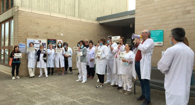 varias personas protestando frente al centro de salud