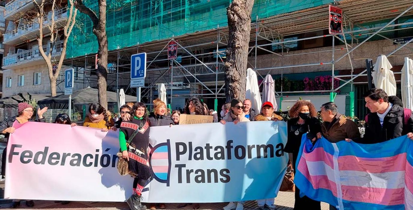 La Plataforma Trans protesta ante el Consulado de Perú ante la oleada de asesinatos a mujeres trans