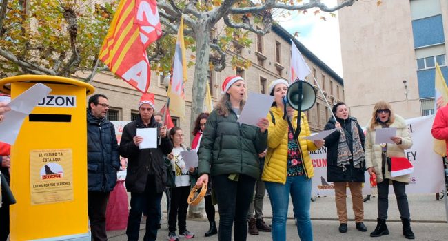 Protesta de interinos e interinas ante el Gobierno de Aragón cantand villancicos a lambán