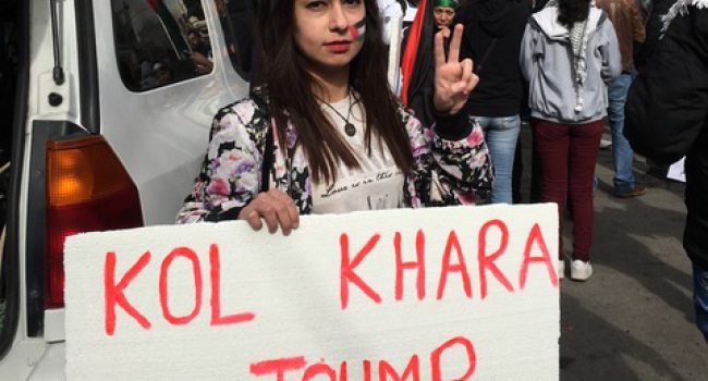 Manifestante porta un cartel en árabe que dice “Come mierda, Trump”, durante la protesta en las inmediaciones de la embajada EEUU en el Líbano. Foto: Isabel Pérez