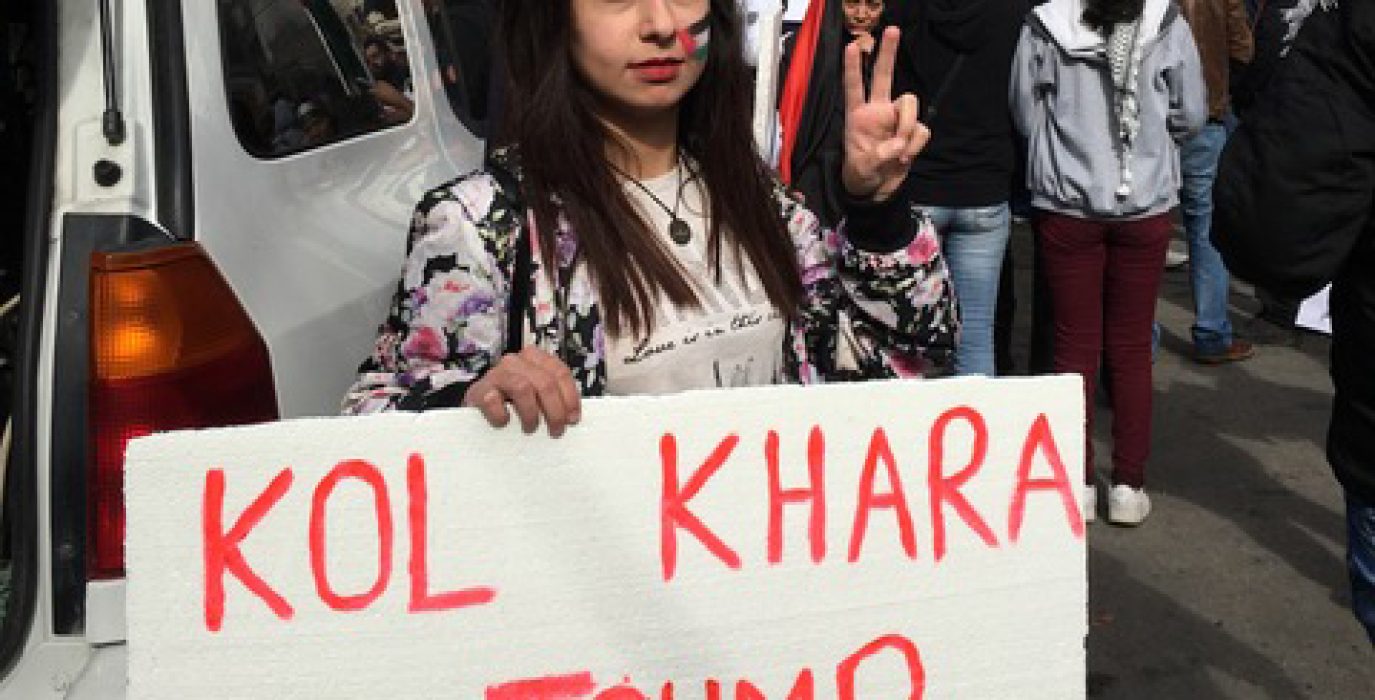 Manifestante porta un cartel en árabe que dice “Come mierda, Trump”, durante la protesta en las inmediaciones de la embajada EEUU en el Líbano. Foto: Isabel Pérez