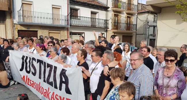 Familiares, vecinos y vecinas de los jóvenes de Altsasu protestan contra la sentencia. Foto: @Altsasugurasoak