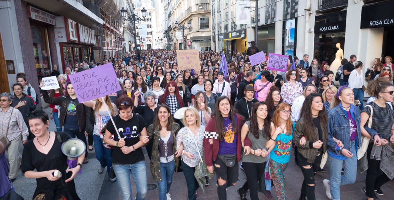 centenares de personas en una manifestación