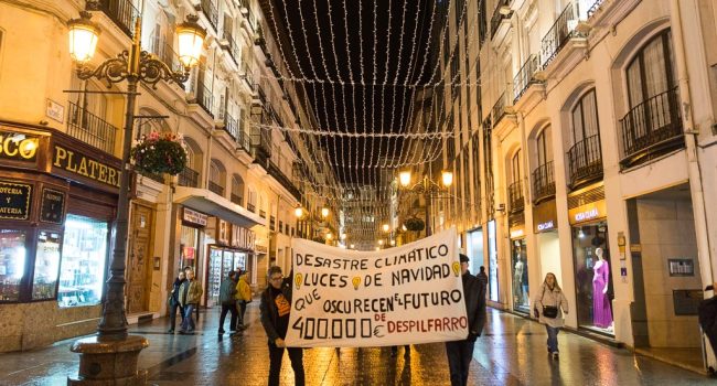 Protesta, bajo las luces navideñas de calle Alfonso, de la Alianza por la Emergencia Climática. Foto: Pablo Ibáñez (AraInfo)