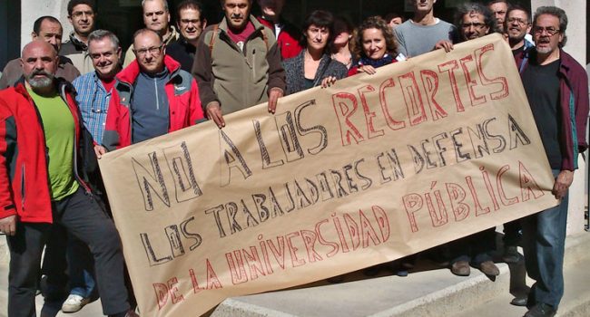 Un grupo de trabajadores del Campus de Uesca llevó ayer la protesta contra los recortes en los servicios públicos y en los derechos y condiciones laborales a las puertas del Vicerrectorado oscense de la Universidad de Zaragoza.