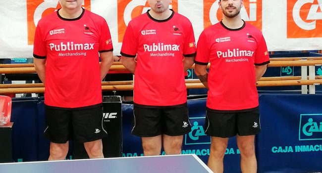 tres jugadores del publimax cai santaigo de zaragoza posan frente al tablero de tenis de mesa con sus equipaciones