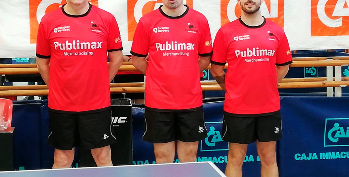 tres jugadores del publimax cai santaigo de zaragoza posan frente al tablero de tenis de mesa con sus equipaciones