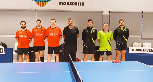 Jugadores del Publimax CAI Santiago de tenis de mesa frente al tablero tras una victoria