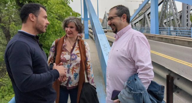 Tres personas sobre el puente sobre el río galligo en santa isabel en zaragoza