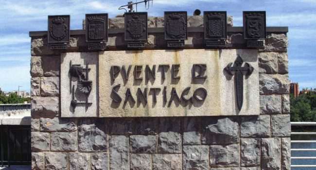 El escudo de Nafarroa, a la izquierda, con simbología franquista antes de ser retirado del Puente de Santiago. Foto: AZ