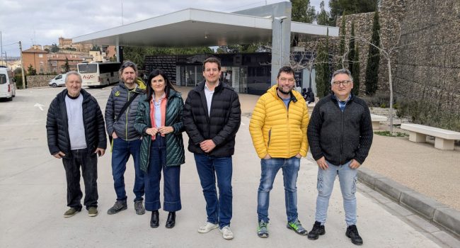 Pueyo junto a la secretaria general de CHA, Isabel Lasobras, y otros militantes, en su visita a Alcanyiz | Foto: CHA
