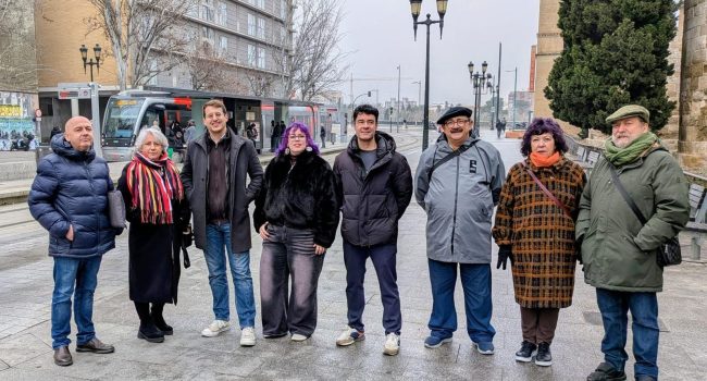 Pueyo, arropado por representantes de la candidatura de CHA, junto a la línea del tranvía en Zaragoza.