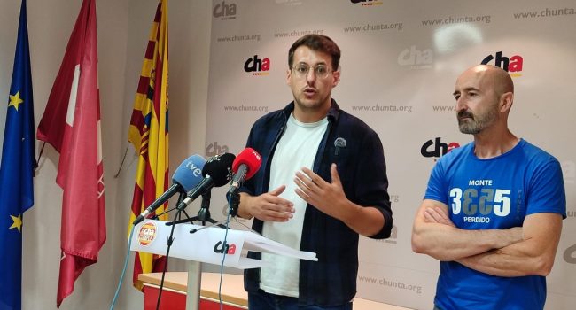 El diputado de CHA-Sumar, Jorge Pueyo, junto al guarda del refugio de Pineta, Jaime Arbex